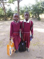 To stolte jenter med nye skoleuniformer