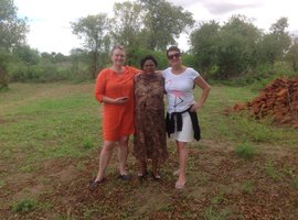 Ingunn, Peninah og Kirsten besiktiger tomta for vannprosjektet
